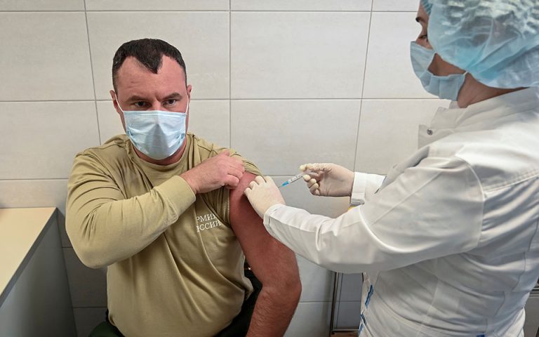 Ρωσία: 8.000 εθελοντές πήραν εικονικό φάρμακο για τις δοκιμές του εμβολίου Sputnik-V
