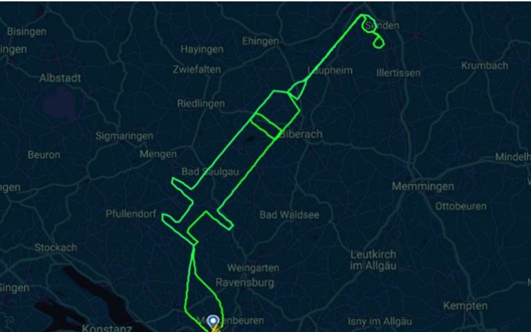 Πιλότος «ζωγράφισε» μια τεράστια σύριγγα στον ουρανό της Βαυαρίας
