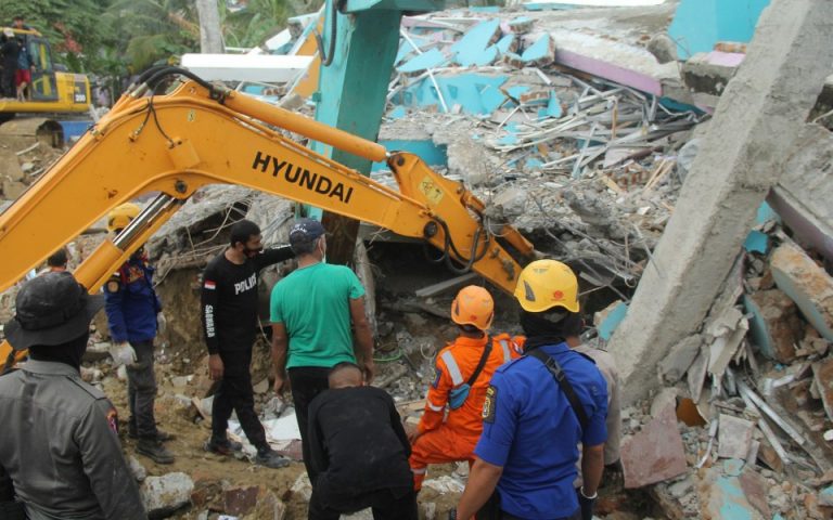 Ινδονησία: Τουλάχιστον 42 νεκροί και εκατοντάδες τραυματίες από τα 6,2 Ρίχτερ
