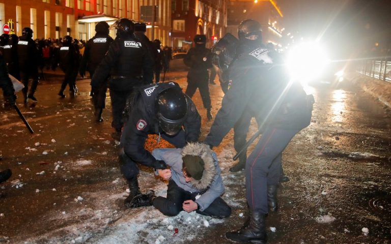 Κρεμλίνο: Υπερβολικά βίαιες οι διαδηλώσεις για την απελευθέρωση του Ναβάλνι