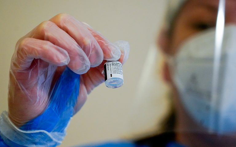 EMA: Δεν συνδέεται με θανάτους το εμβόλιο της Pfizer