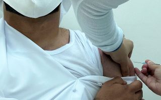Εμβολιασμός στο Ντουμπάι, όπου πάνω από 2 εκατ. κάτοικοι έχουν ήδη λάβει την πρώτη δόση (φωτ. REUTERS).