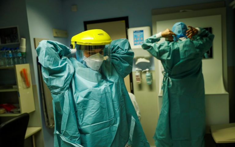 Τα «μεθεόρτια» του ιού επιμένουν, 800 νέα κρούσματα