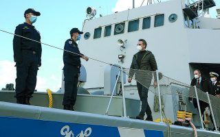 Ο πρωθυπουργός Κυριάκος Μητσοτάκης σε σκάφος του Λιμενικού κατά την επίσκεψή του, χθες, στη Λέσβο. Φωτ. ΔΗΜΗΤΡΗΣ ΠΑΠΑΜΗΤΣΟΣ