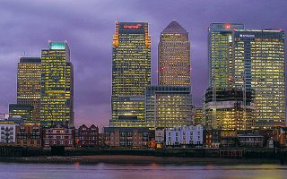 Το City του Λονδίνου έχασε τη διαπραγμάτευση ευρωπαϊκών μετοχών λόγω Βrexit. Σύμφωνα με την εταιρεία δεδομένων Refinitiv, η διαπραγμάτευση μετοχών συνολικής αξίας σχεδόν 6 δισ. ευρώ έχει μεταφερθεί στα χρηματιστήρια άλλων ευρωπαϊκών μητροπόλεων.