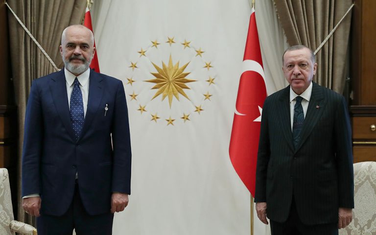 Τουρκικό προεκλογικό «πεσκέσι» στον Εντι Ράμα