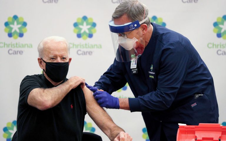 ΗΠΑ: Ο Τζο Μπάιντεν έλαβε τη δεύτερη δόση του εμβολίου