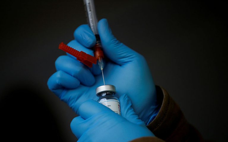 «Κίνδυνος μετάδοσης του ιού και από εμβολιασμένους»