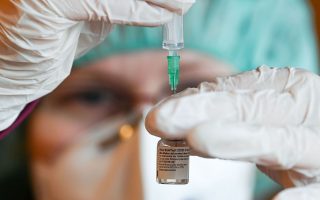 Σύμφωνα με τις εκτιμήσεις του υπουργείου Υγείας, σε πρώτη φάση θα εμβολιαστούν περισσότερα από 100.000 άτομα άνω των 85 ετών, η πλειονότητα των οποίων σε Αττική και Θεσσαλονίκη (φωτ. αρχείου). 
Φωτ. REUTERS