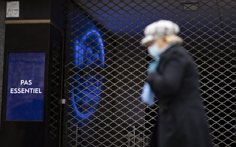 Χειρουργικές μάσκες προτείνει η γαλλική κυβέρνηση στους πολίτες