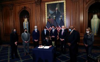 Την ιστορική απόφαση της Βουλής των Αντιπροσώπων με την οποία ο πρόεδρος των ΗΠΑ Ντόναλντ Τραμπ παραπέμπεται προς καθαίρεση με την κατηγορία της «υποκίνησης σε ανταρσία» ανακοίνωσε χθες το βράδυ η πρόεδρος του σώματος Νάνσι Πελόζι (στο κέντρο). Υπέρ της παραπομπής ψήφισαν και 10 βουλευτές των Ρεπουμπλικανών, επιβεβαιώνοντας το βαθύ ρήγμα που άνοιξε στο κόμμα η εμπρηστική στάση του προέδρου και η εισβολή οπαδών του στο Καπιτώλιο (φωτ. REUTERS/Leah Millis)