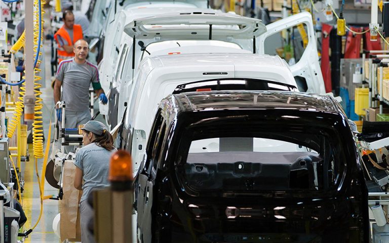 Υποχώρησαν 28% οι πωλήσεις οχημάτων Peugeot το 2020