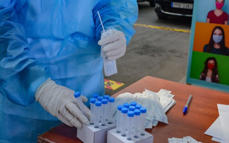 Ήρθαν και στην Ελλάδα τα rapid test αντιγόνου με δείγμα σάλιου