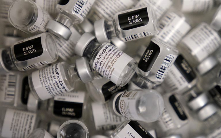Η Ε.Ε. ενισχύει το «οπλοστάσιο» των εμβολίων