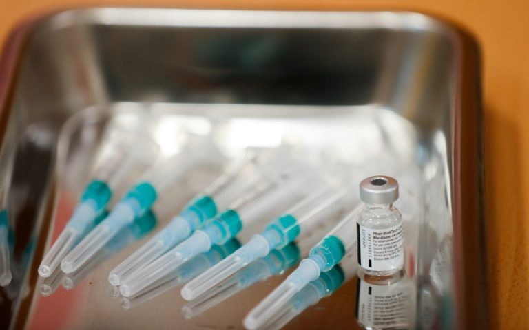 Ηλ. Μόσιαλος: Έξι εμβόλια προστατεύουν 100% από νοσηλεία ή θάνατο