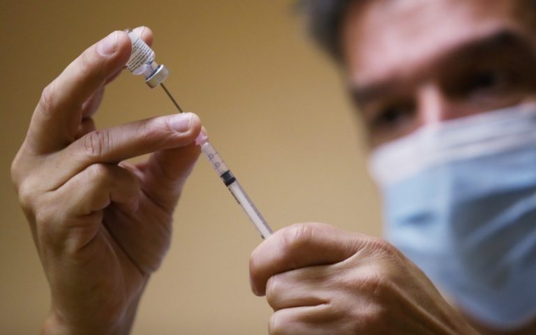 Johnson & Johnson: Πιθανός ο ετήσιος εμβολιασμός κατά του κορωνοϊού