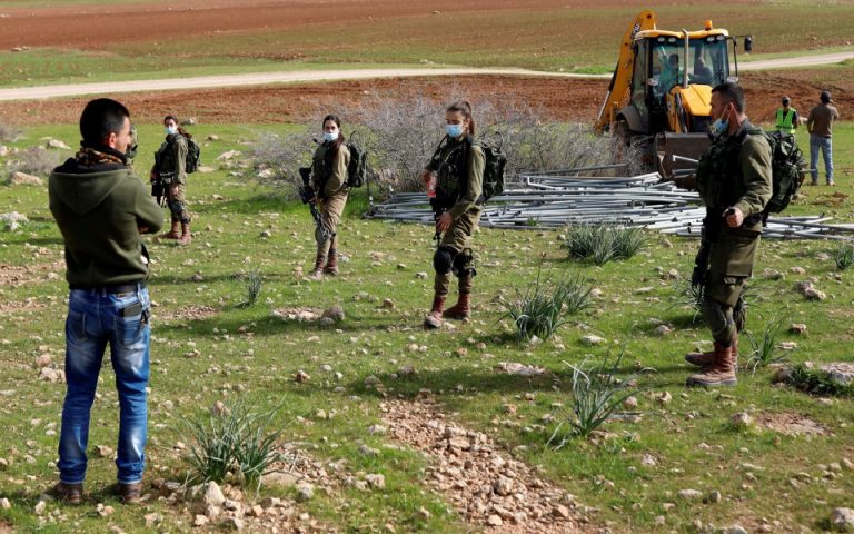 Η Ε.Ε. επικρίνει το Ισραήλ για την καταστροφή χωριού Βεδουίνων στη Δυτική Όχθη