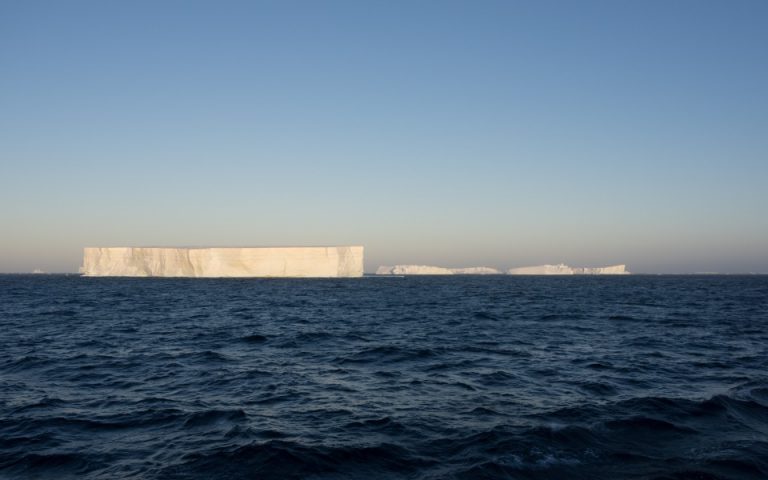 Γιγαντιαίο παγόβουνο που αποκολλήθηκε από την Ανταρκτική απειλεί ακατοίκητο νησί