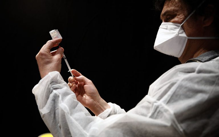 Γαλλία: Συνιστά μία δόση του εμβολίου στους αναρρώσαντες από κορωνοϊό
