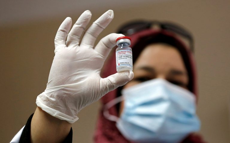 Εμβόλια για 1.000 Παλαιστινίους στέλνει το Ισραήλ στη Γάζα