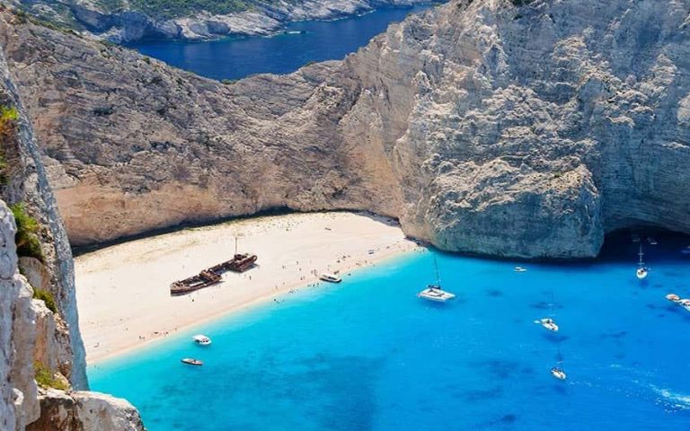 Διακοπές στα ελληνικά νησιά έως τον Νοέμβριο σχεδιάζουν οι Βρετανοί 