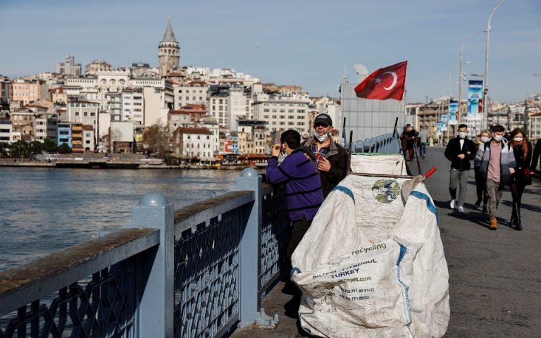 Απαισιόδοξοι και δύσπιστοι οι Τούρκοι για την πανδημία
