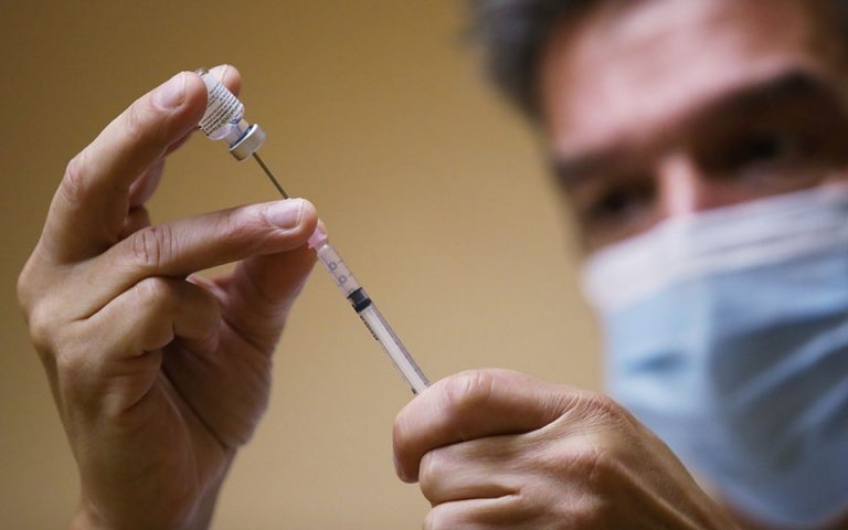 Αγγίζουν τις 300.000 οι εμβολιασμοί στην Ελλάδα
