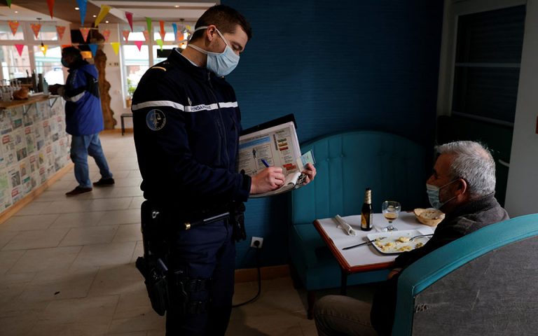 Γαλλία: Εκτός κρατικών επιχορηγήσεων τα εστιατόρια που ανοίγουν παράνομα