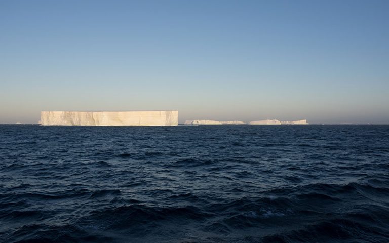Τεράστιο παγόβουνο αποσπάστηκε από την Ανταρκτική