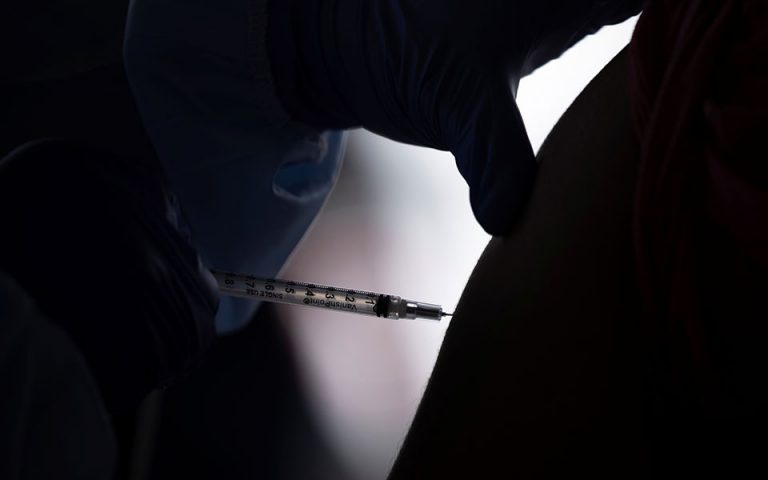 Μελέτη: Η νοτιοαφρικανική μετάλλαξη αποδυναμώνει το εμβόλιο της Pfizer