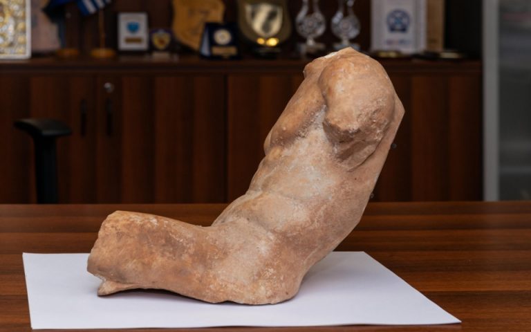 ΕΛΑΣ: Αρχαίο άγαλμα του 5ου π.Χ. αιώνα παραδόθηκε στο ΥΠΠΟΑ