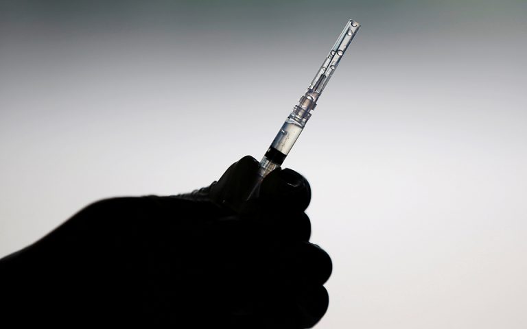 Times: E.E. και Βρετανία κοντά σε συμφωνία για τα εμβόλια
