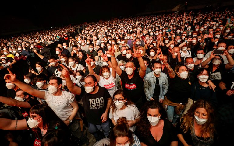 «Πειραματική» συναυλία στη Βαρκελώνη: 5.000 θεατές με μάσκες, τεστ, αλλά χωρίς αποστάσεις