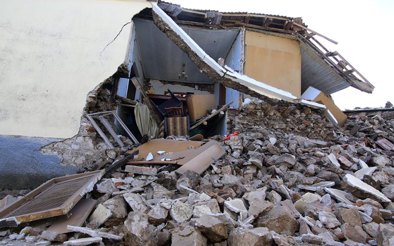 Σεισμός στη Θεσσαλία: «Κόκκινα» πάνω από 1.300 σπίτια