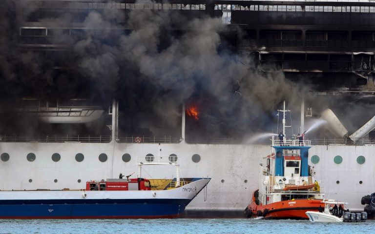 Υπό πλήρη έλεγχο η πυρκαγιά στο κρουαζιερόπλοιο (εικόνες – βίντεο)