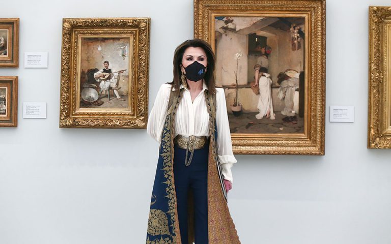 Γιάννα Αγγελοπούλου: Εμφάνιση με παραδοσιακό «χρώμα» στην Εθνική Πινακοθήκη