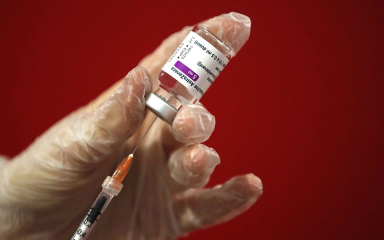 Εμβόλιο AstraZeneca: Καθησυχάζει ο ΕΜΑ, προληπτικά μέτρα από οκτώ χώρες