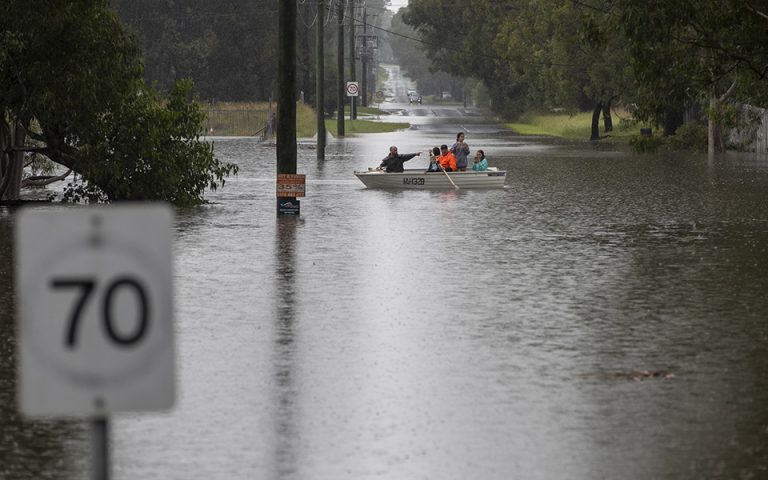 Χιλιάδες Αυστραλοί εγκαταλείπουν τις πλημμυρισμένες περιοχές τους (εικόνες)