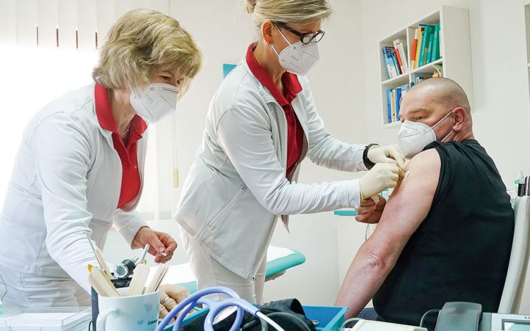 Ο αργός εμβολιασμός εξανέμισε το όφελος των «φθηνών» εμβολίων
