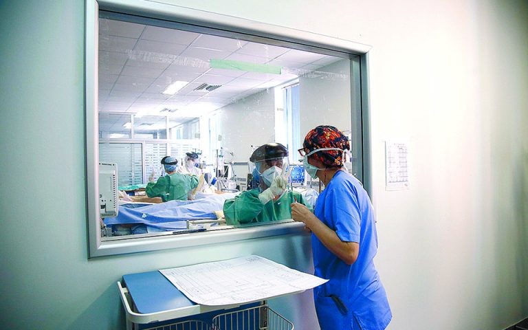 Νοσοκόμες που έχουν «καεί» ένα χρόνο στην πρώτη γραμμή