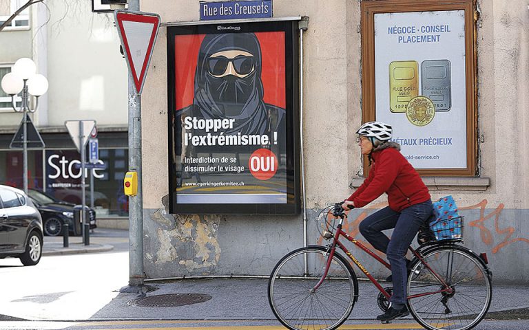 Νίκη της Ακροδεξιάς για απαγόρευση της μπούρκας στην Ελβετία