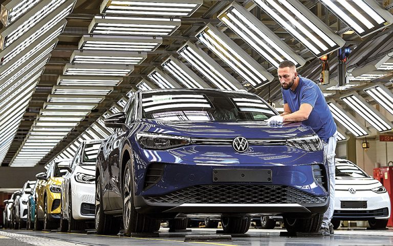 Το ράλι της VW στην ηλεκτροκίνηση απειλεί την Tesla του Ελον Μασκ