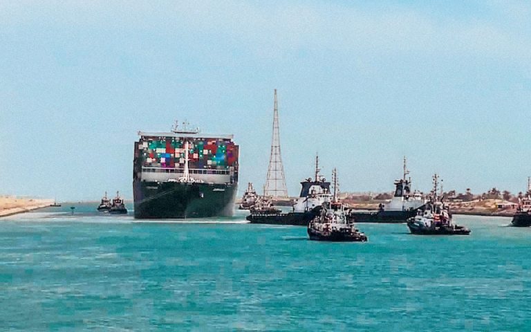 Διώρυγα Σουέζ: 140 πλοία αναμένεται να περάσουν μέχρι τα μεσάνυχτα