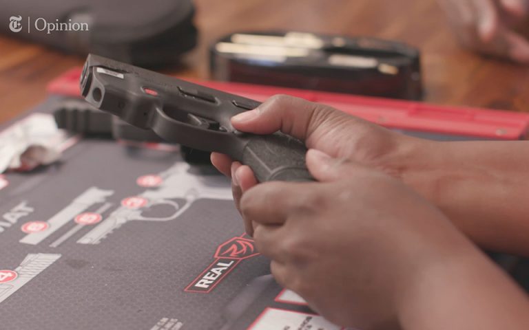 Bίντεο New York Times: «Είμαι μαύρος και χρειάζομαι όπλο για να νιώσω ασφαλής»