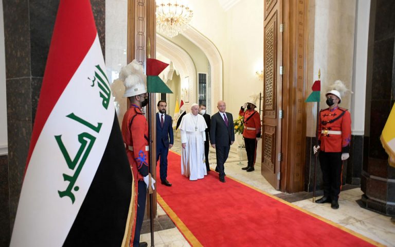 Επίσκεψη πάπα Φραγκίσκου στο Ιράκ: «Ας σιγήσουν τα όπλα»