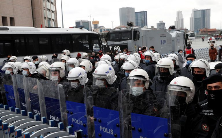 Τουρκία: Υπό κράτηση τρία στελέχη του φιλοκουρδικού κόμματος HDP