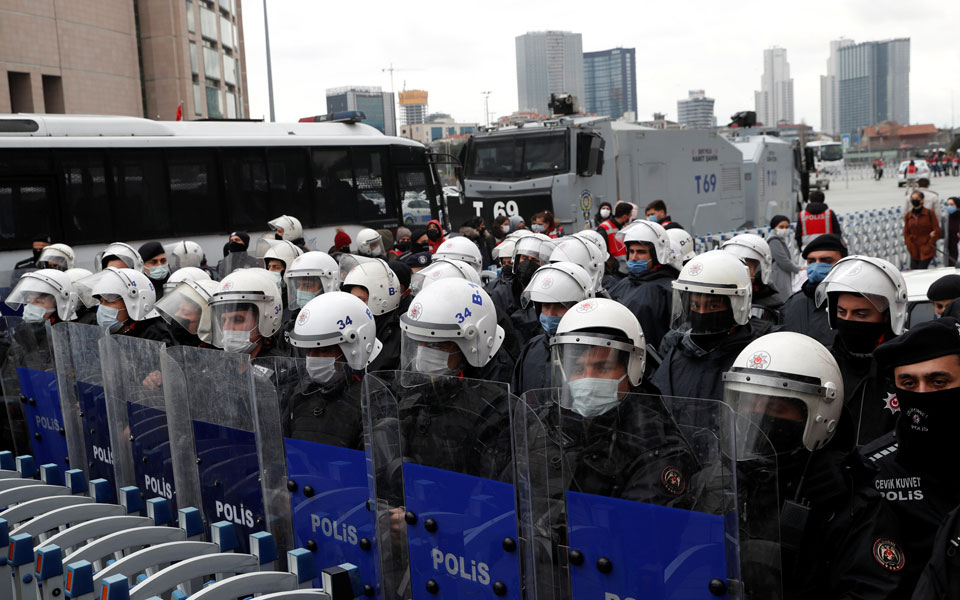τουρκία-υπό-κράτηση-τρία-στελέχη-του-φ-561299590
