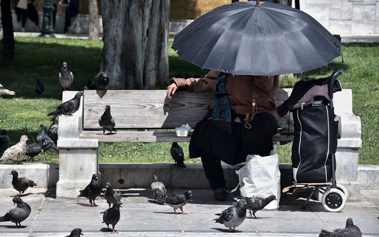 Ο δήμος Αθηναίων ανοίγει τους θερμαινόμενους χώρους για αστέγους