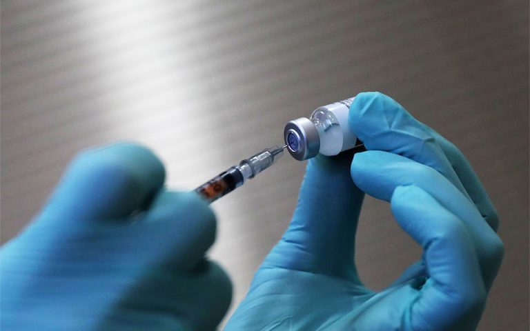 Πολίτες για το εμβόλιο της AstraZeneca: «Μεγαλύτερο το διακύβευμα του να κολλήσεις»