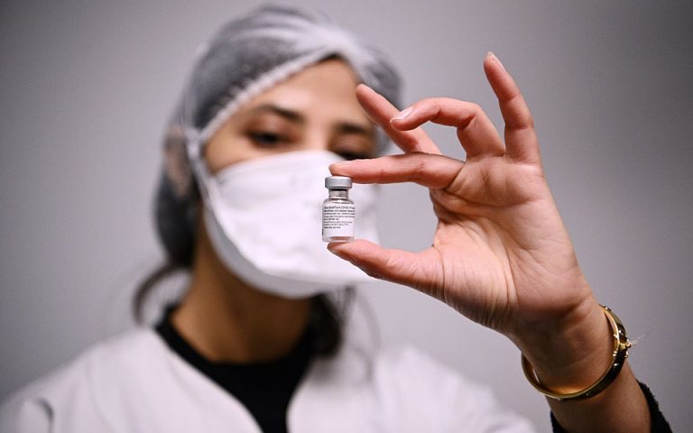 Ανοίγουν τα ραντεβού για τις ευπαθείς ομάδες – Γιατί δεν «πάγωσε» το εμβόλιο AstraZeneca